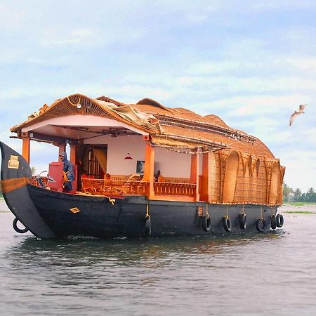 Lake Palace Trivandrum Vettutura Extérieur photo