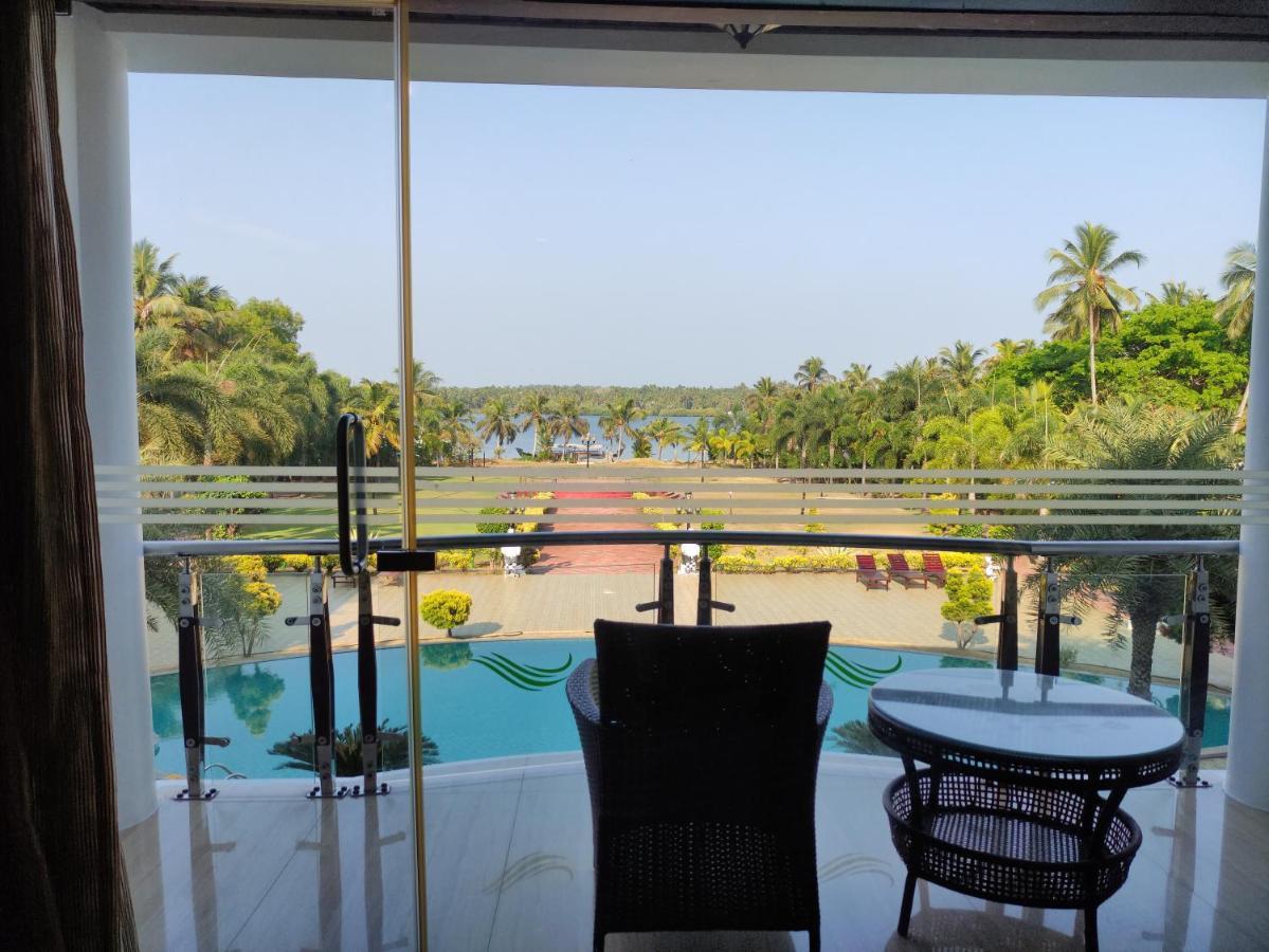 Lake Palace Trivandrum Vettutura Extérieur photo