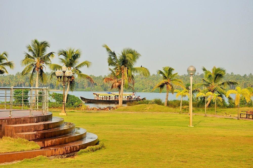 Lake Palace Trivandrum Vettutura Extérieur photo