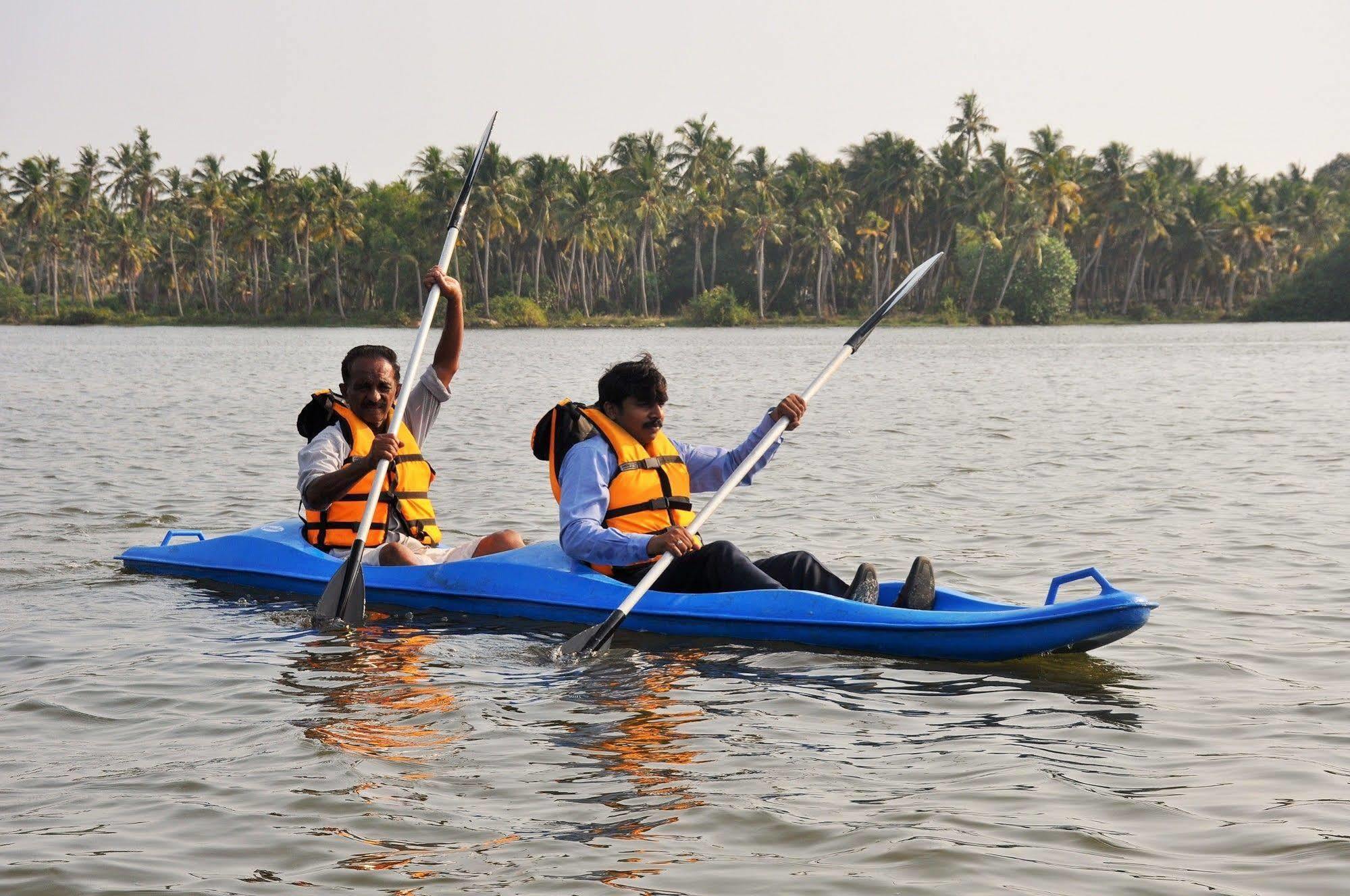 Lake Palace Trivandrum Vettutura Extérieur photo