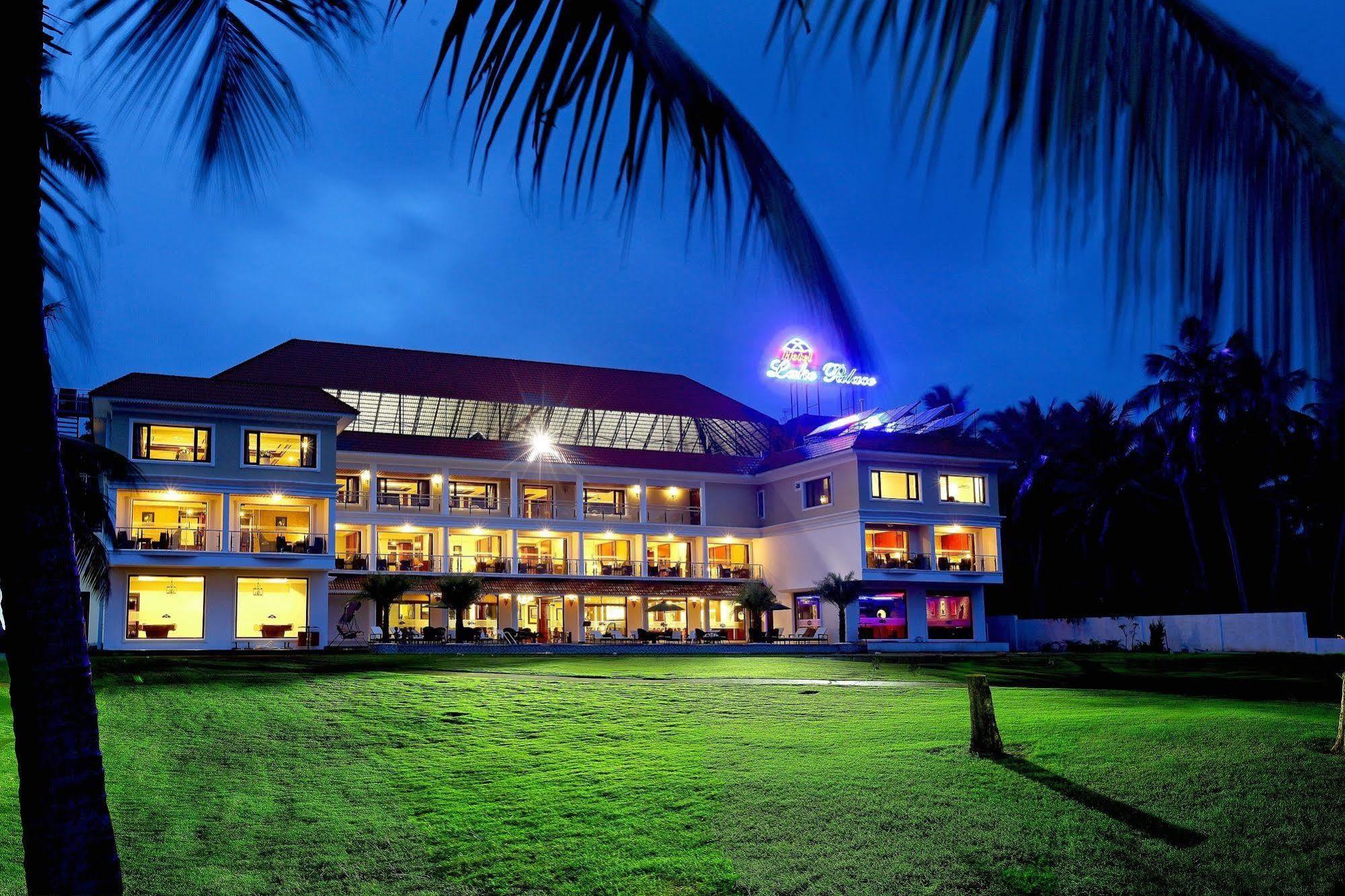 Lake Palace Trivandrum Vettutura Extérieur photo