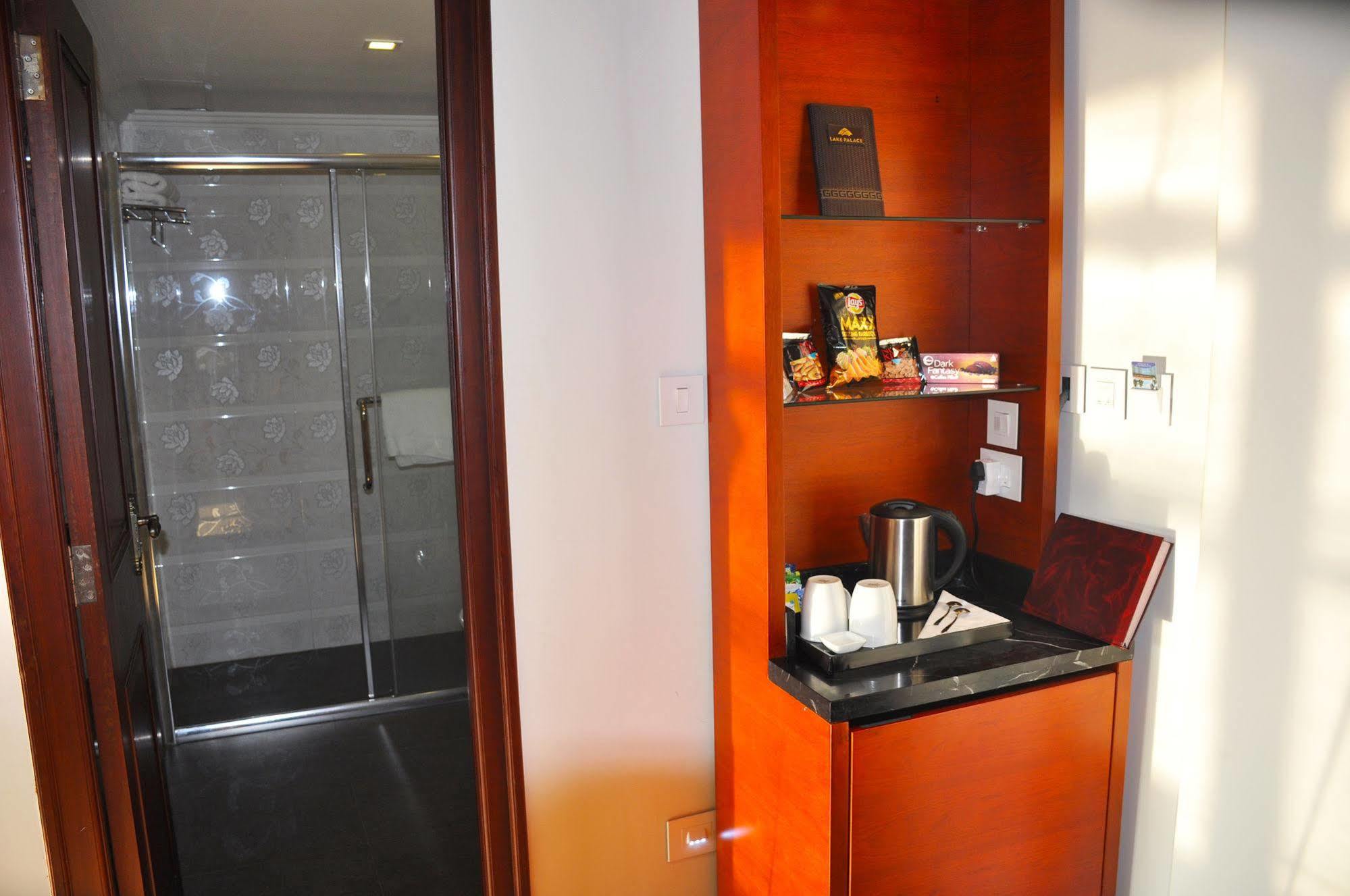 Lake Palace Trivandrum Vettutura Extérieur photo